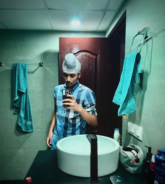 Anshveer Oberoi taking a mirror selfie