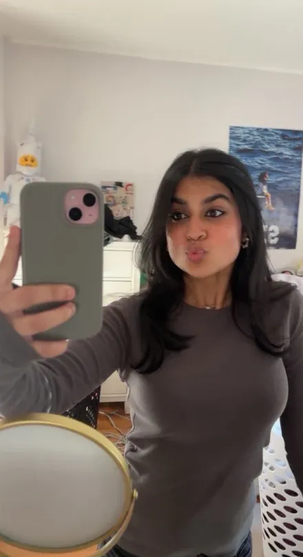 Jaslin Vohra taking a mirror selfie